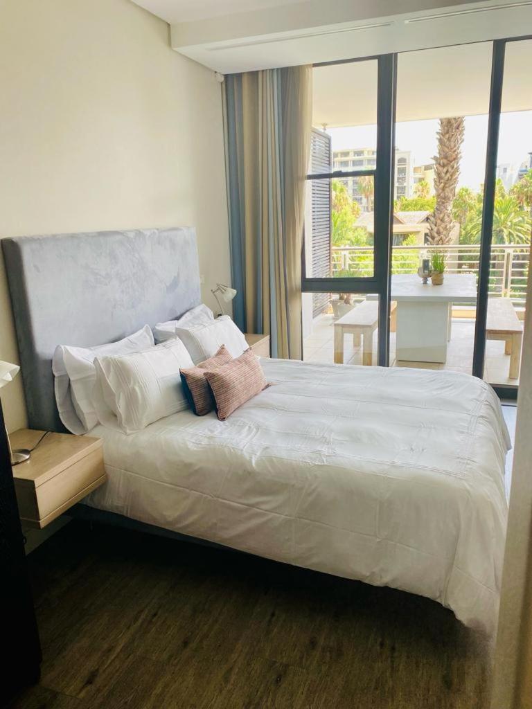 Modern, Beautiful 1 Bed With Views -v&a Waterfront *