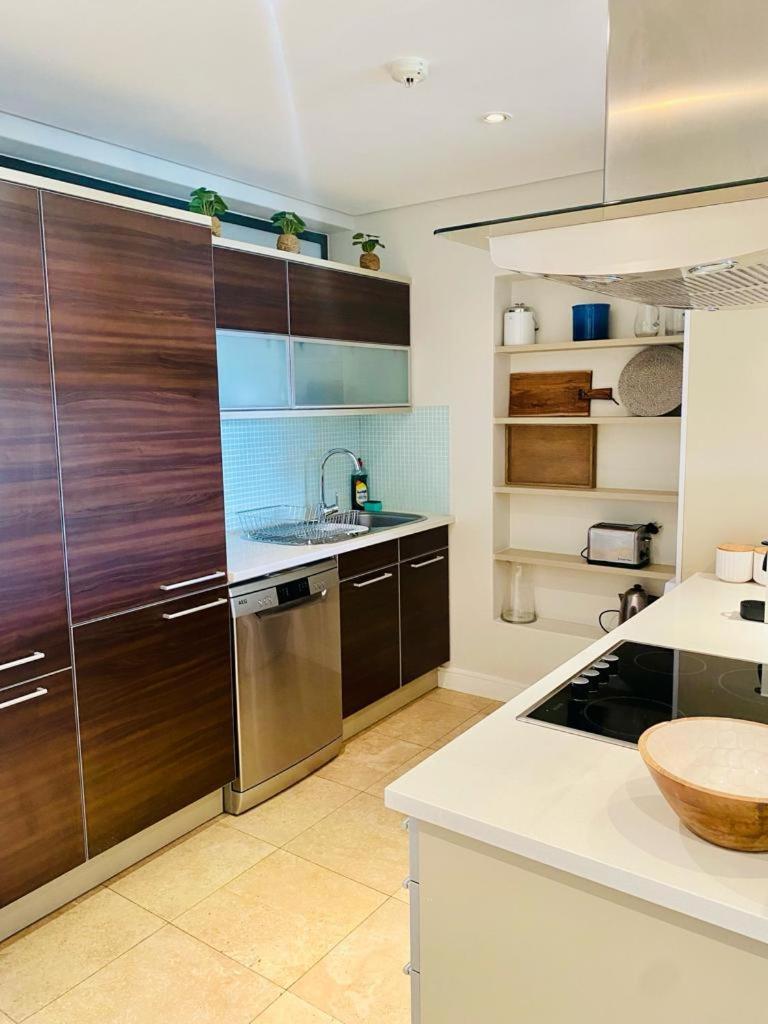 Apartment Modern, Beautiful 1 Bed With Views -v&a Waterfront *