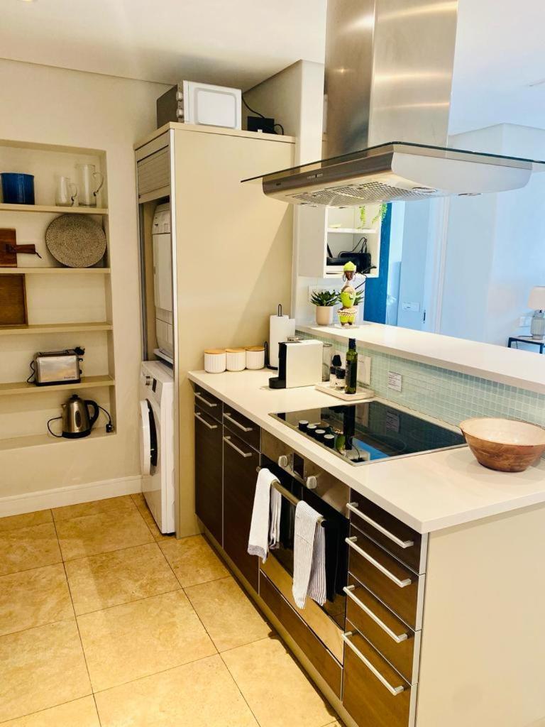 Modern, Beautiful 1 Bed With Views -v&a Waterfront Apartment