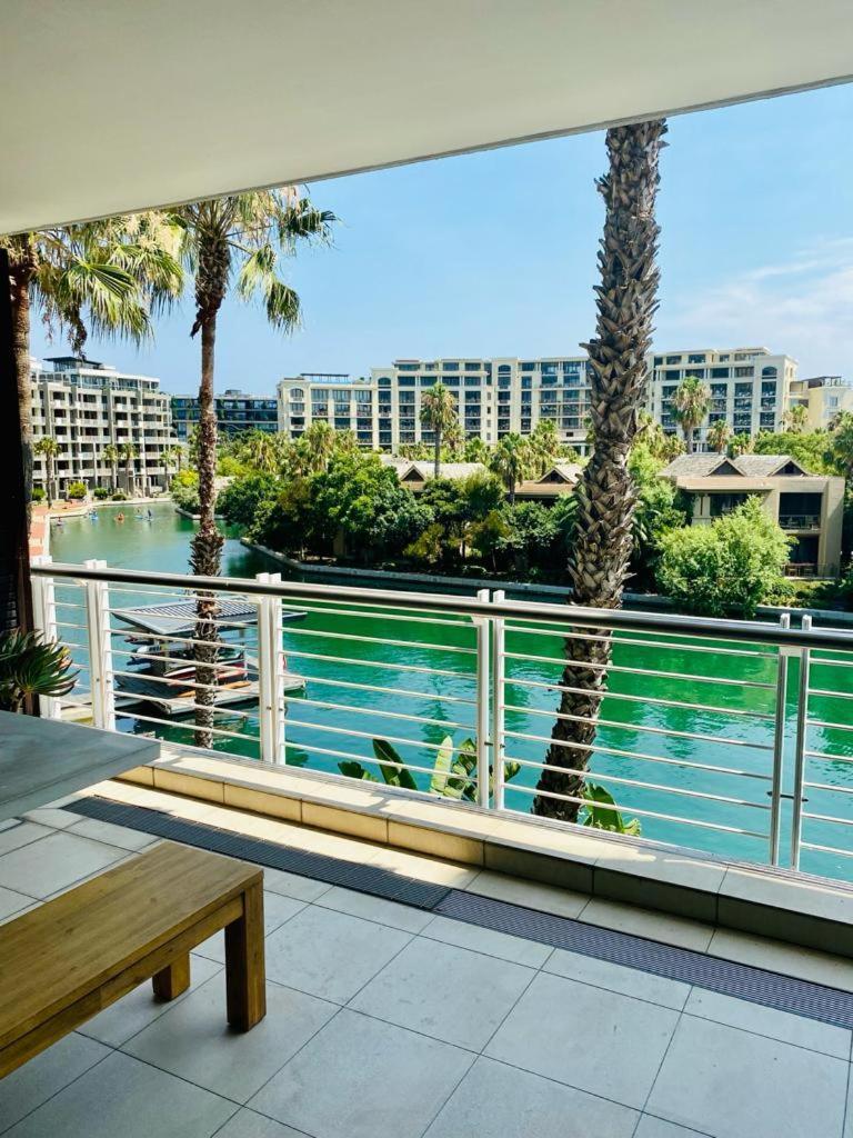 Modern, Beautiful 1 Bed With Views -v&a Waterfront