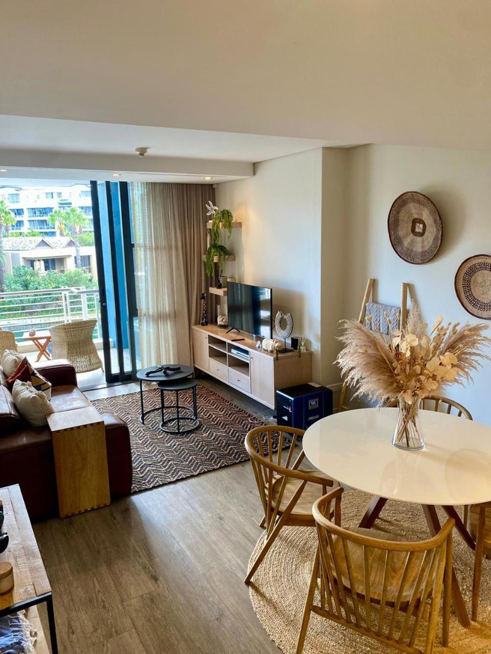 Modern, Beautiful 1 Bed With Views -v&a Waterfront Cape Town