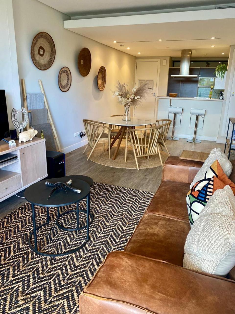 Modern, Beautiful 1 Bed With Views -v&a Waterfront *